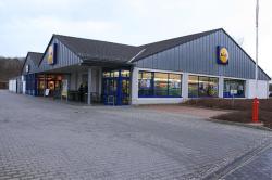 Misthaufen als Protest: Landwirte setzen Zeichen vor Lidl-Filiale in Dresden